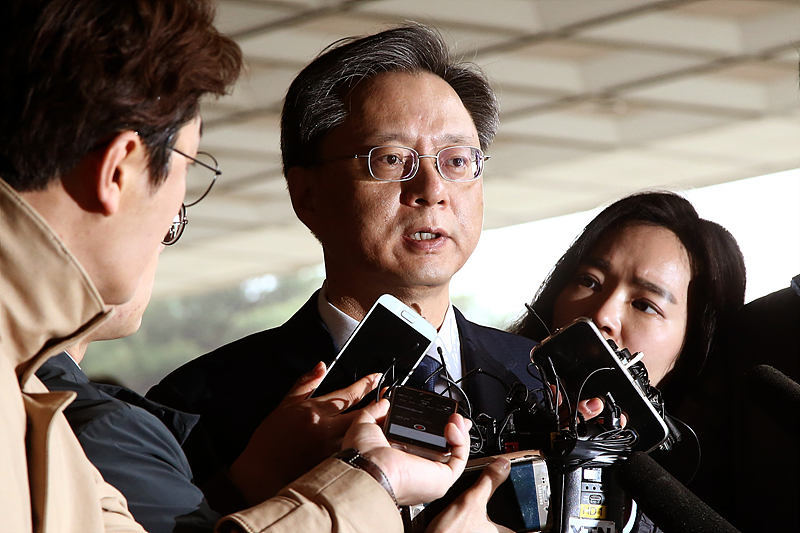 우병우 전 청와대 민정수석이 6일 직무유기 및 직권남용 들의 혐의로 서울 서초구 서울중앙지검에 피의자 신분으로 출석하며 취재진의 질문에 답변하고 있다.