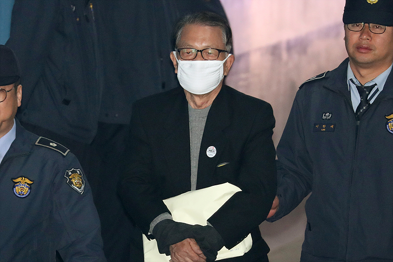 문화·예술계 ‘블랙리스트’ 작성·관리를 주도한 혐의로 구속된 후 재판에 넘겨진 김기춘 전 대통령 비서실장이 6일 오전 서울 서초구 서울중앙지법에서 열린 첫 공판에 출석하고 있다.