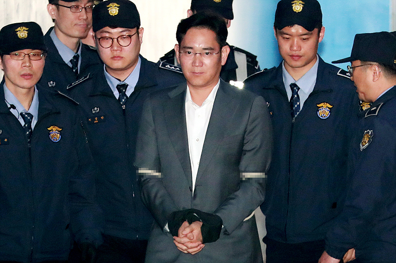 박근혜 전 대통령과 최순실 씨에게 뇌물을 건넨 혐의로 구속기소된 이재용 삼성전자 부회장.