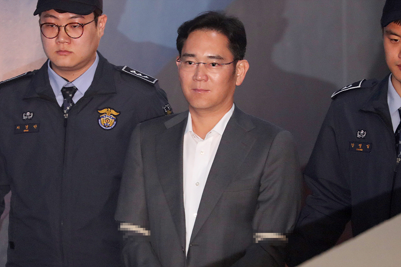 박근혜 전 대통령과 최순실 씨에게 뇌물을 건넨 혐의로 구속기소된 이재용 삼성전자 부회장이 7일 서울 서초구 서울중앙지법에서 열리는 첫 공판에 출석하고 있다.