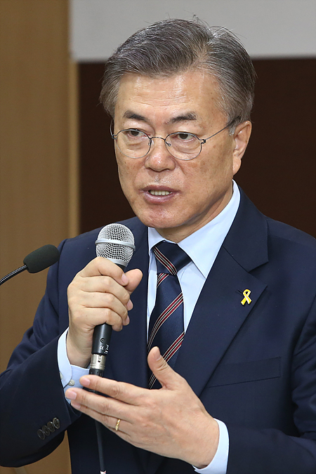 더불어민주당 문재인 대선 후보가 21일 서울 용산구 한국여성단체협의회 강당에서 열린 ‘모두를 위한 미래, 성평등이 답이다’ 초청 성평등정책 간담회에서 여성평등에 관한 정책을 설명하고 있다. 자료사진.