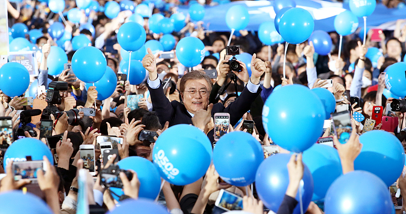 문재인 더불어민주당 대선 후보가 투표 전날인 8일 서울 광화문광장에서 지지자들이 든 파란색 풍선 속에서 지지를 호소하며 엄지손가락을 치켜 세우고 있다.