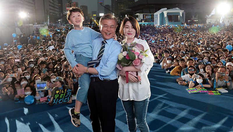 문재인 더불어민주당 대선후보가 8일 오후 서울 광화문광장에서 진행된 제19대 대통령 선거 마지막 유세에서 딸 문다혜 씨와 손자로부터 카네이션을 선물받고 기념촬영을 하고 있다.