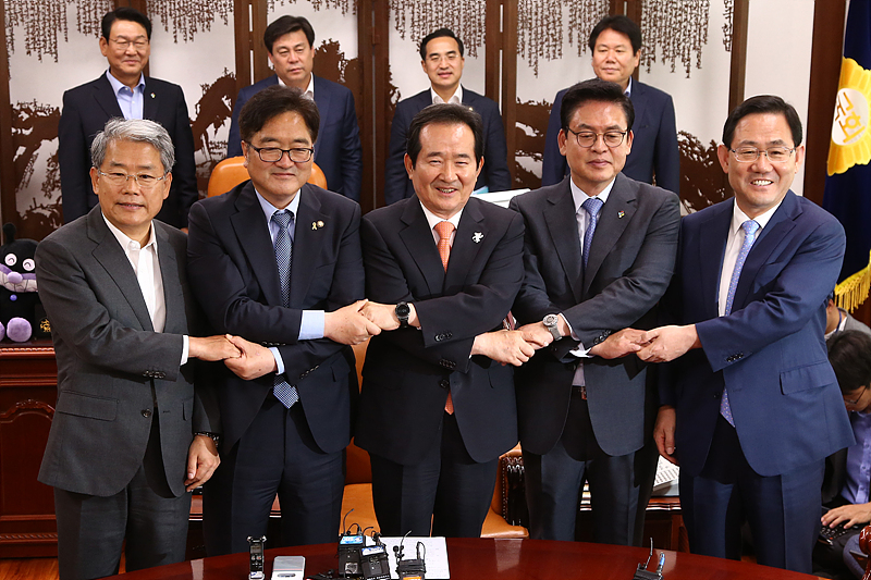 정세균 국회의장(가운데)과 교섭단체 여야 원내대표들이 19일 오전 국회 의장실에서 열린 국회의장-여야 4당 원내대표 정례회동에서 손을 잡고 기념촬영을 하고 있다.