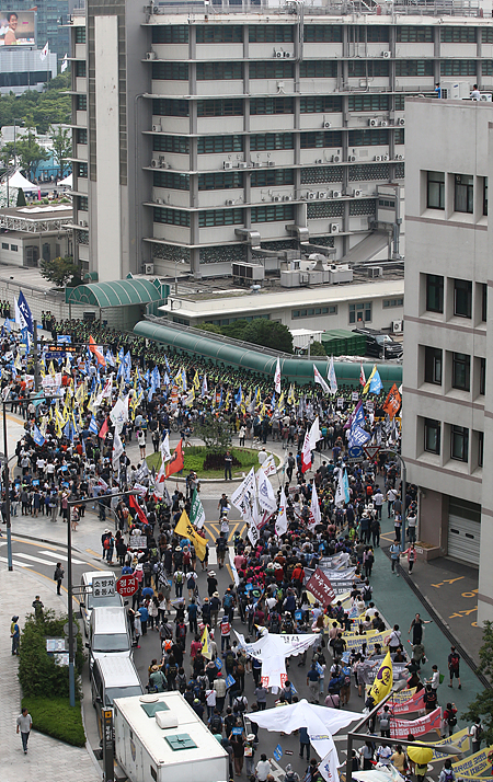 사드 배치 반대를 촉구하는 시민들이 24일 오후 서울 세종로 미국 대사관을 향해 행진하고 있다.