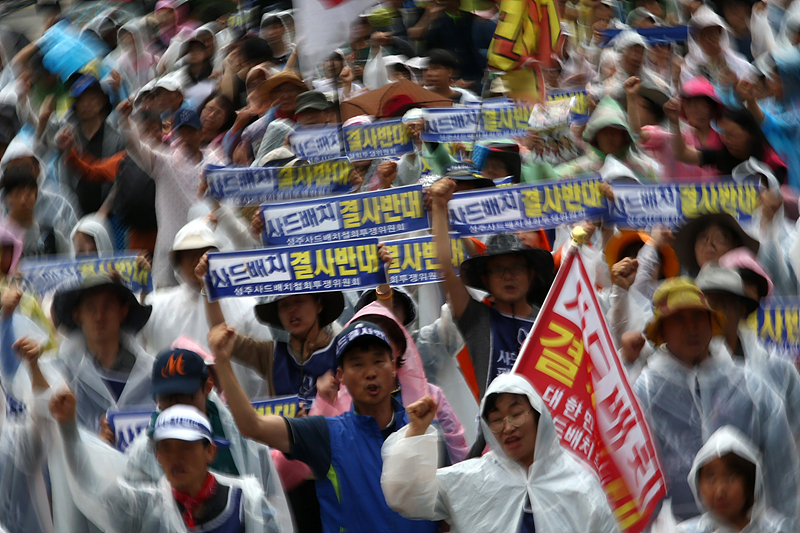 상경한 경북 성주 주민들이 24일 오후 서울광장에서 사드배치 반대를 촉구하는 손피켓을 들고 구호를 외치고 있다.