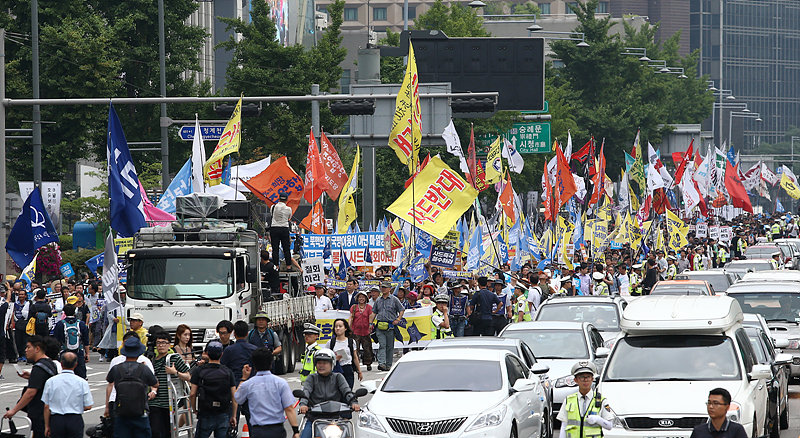 24일 오후 서울광장에서 사드반대 집회를 마친 시민들이 미국 대사관 주변을 에워싸기 위해서 행진을 하고 있다.