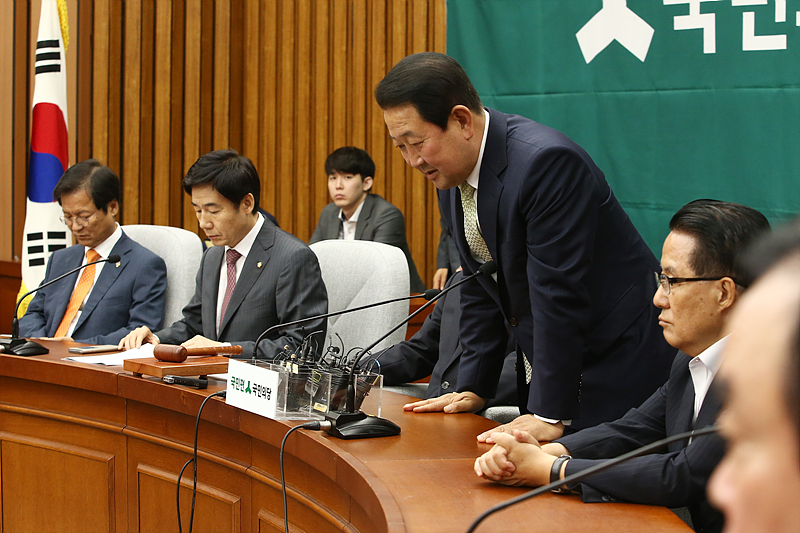 박주선 국민의당 비대위원장이 27일 오후 국회에서 열린 의원총회에서 문재인 대통령 아들 준용 씨의 취업 특혜의 증거들이 조작된 의혹을 받고 있는 것에 대해서 사과를 하며 고개를 숙이고 있다.