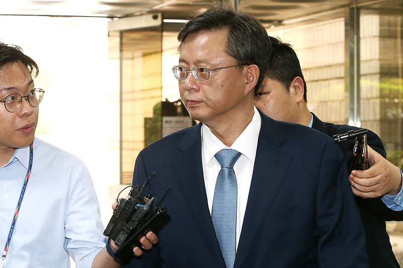 박근혜 정부 국정농단 당시 청와대 민정수석을 지낸 우병우 씨가 지난달 29일 오후 서울 서초구 서울중앙지법에 직권남용 및 직무유기 혐의로 재판을 받기 위해 출석하며 취재진의 질문에 입을 다물고 있다. 자료사진.
