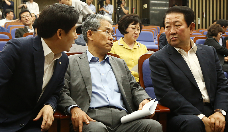 국민의당 박주선 비대위워장(오른쪽부터), 김동철 원내대표, 이용호 정책위의장이 10일 오후 국회에서 열린 긴급 의원총회에서 대화하고 있다.