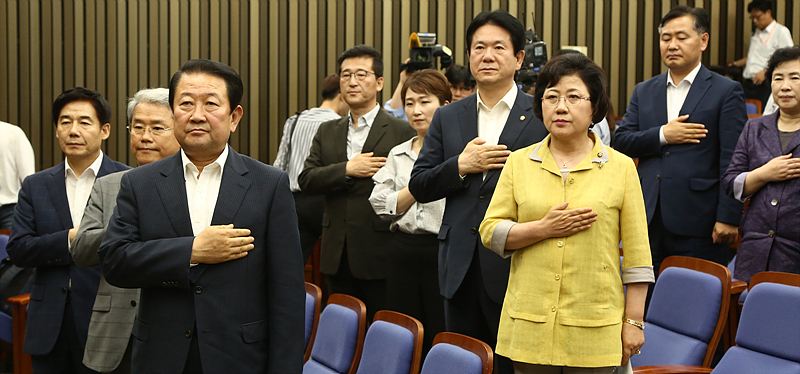 국민의당 박주선 비대위원장 및 의원들이 10일 국회에서 열린 긴급 의원총회에서 국민의례를 하고 있다.