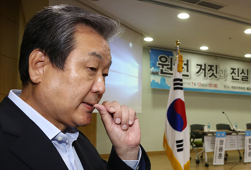 김무성 바른정당 의원이 12일 오전 국회 의원회관에서 자신이 주최한 ‘원전 거짓과 진실:성급한 脫원전 정책의 문제점’ 토론회에서 사회 준비를 하고 있다.