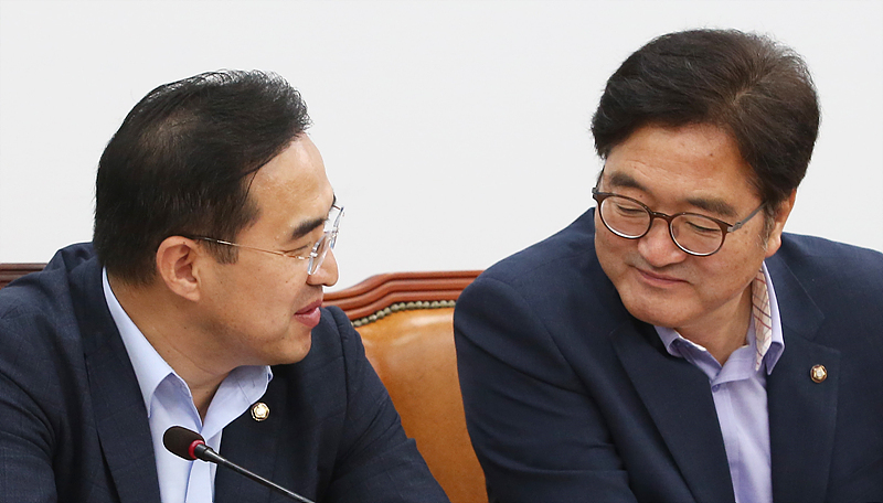 더불어민주당 우원식 원내대표(오른쪽)와 박홍근 원내수석부대표가 13일 오전 국회에서 열린 정책조정외의에서 대화하고 있다.