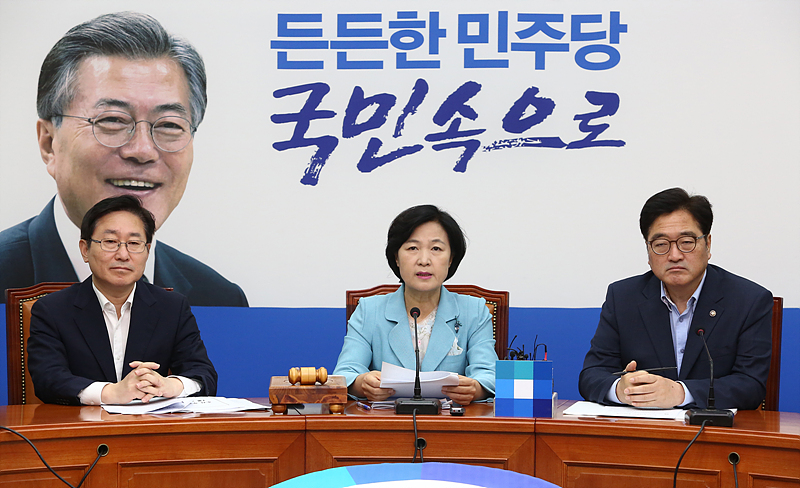 더불어민주당 추미애 대표가 28일 오전 국회 당 대표실에서 열린 최고위원회의를 주재하며 모두발언하고 있다.