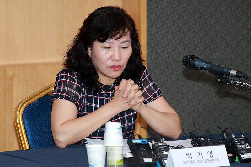 과거 황우석 교수의 논문조작 사건에 연루돼 과학기술계와 정치권 등에서 임명 논란을 일으킨 박기영 과학기술혁신본부장이 10일 오후 서울 강남구 역삼동 한국과학기술회관에서 열린 과학계 원로, 기관장 등 주요 인사들과의 정책간담회에서 손을 모아 생각에 잠겨 있다.