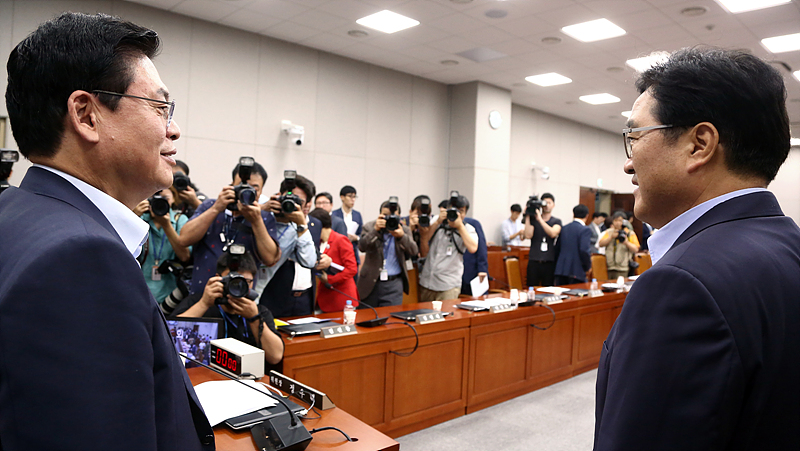 정우택 자유한국당 원내대표와 우원식 더불어민주당 원내대표가 대화하고 있다.