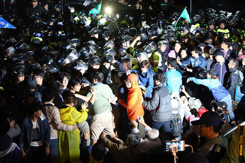 7일 새벽 경북 성주군 초전면 소성리 마을회관 앞에서 주민들과 시민들이 고고도미사일방어체계(THAAD) 잔여발사대의 추가 배치를 막기 위해 경찰과 대치하고 있다.