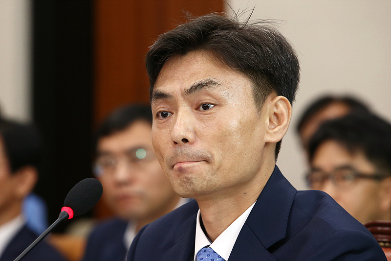 박성진 중소벤처기업부 장관 후보자가 11일 오전 국회 산업통장자원중소벤처기업위원회 전체회의실에서 열린 인사청문회에서 입을 굳게 다문채 질의를 듣고 있다. 자료사진.