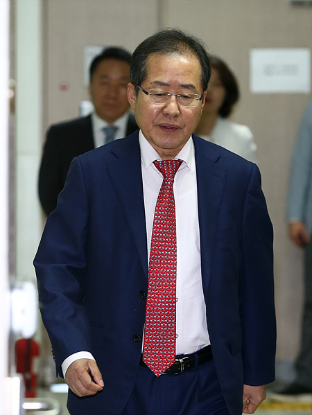 자유한국당 홍준표 대표가 14일 오전 서울 서대문구 연세대학교에서 류석춘 혁신위원장(연세대 교수)이 마련한 특강을 위해서 강의실로 입장하고 있다.