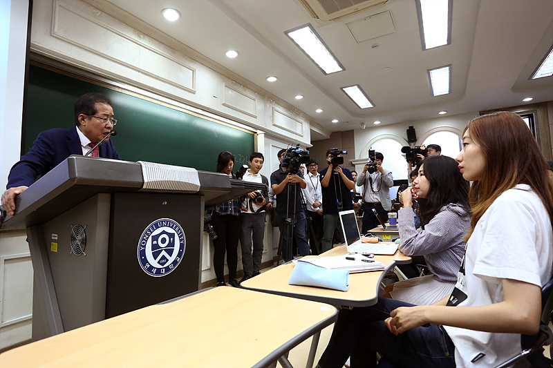 자유한국당 홍준표 대표가 14일 오전 서울 서대문구 연세대학교에서 사회학과 학생들을 상대로 류석춘 혁신위원장(연세대 교수)이 마련한 특강을 하고 있다.