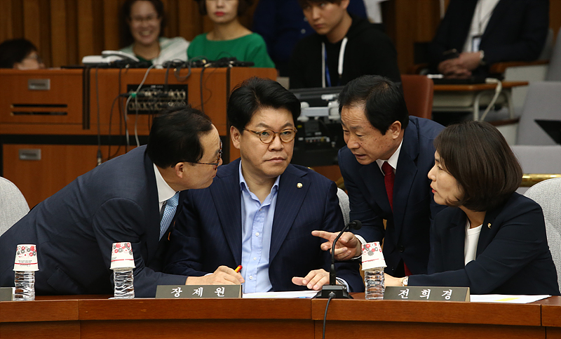 15일 오후 국회에서 열린 김명수 대법원장 후보자 인사청문보고서 채택을 논의하기 위한 전체회의에서 자유한국당 주광덕 간사(왼쪽 두번쨰)와 의원들이 의견을 나누고 있다.