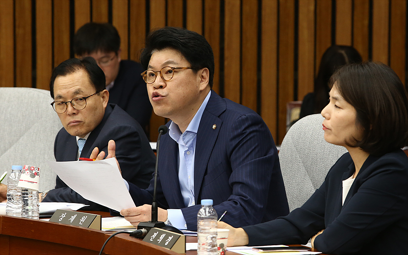 15일 오후 국회에서 열린 김명수 대법원장 후보자 인사청문보고서 채택을 논의하기 위한 전체회의에서 자유한국당 장제원 의원이 청문보고서 채택을 반대하며 발언하고 있다.