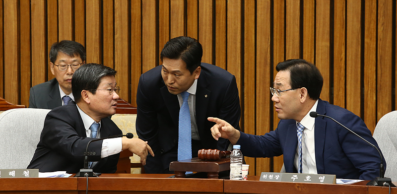 15일 오후 국회에서 열린 김명수 대법원장 후보자 인사청문보고서 채택을 논의하기 위한 전체회의에서 주호영 위원장(오른쪽부터)과 국민의당 손금주 간사, 더불어민주당 전해철 간사가 의견을 나누고 있다.