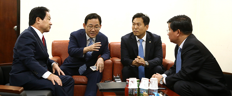 15일 오후 국회에서 열린 김명수 대법원장 후보자 인사청문보고서 채택을 논의하기 위한 전체회의를 마친 후 의원 휴계실에서 주호영 위원장과 여야 간사들이 이후 일정을 논의하고 있다. 왼쪽부터 자유한국당 주광덕 간사, 주 위원장, 국민의당 손금주 간사, 더불어민주당 전해철 간사.