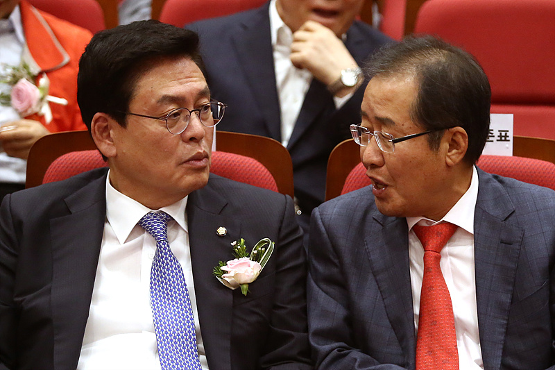 자유한국당 홍준표 대표(오른쪽)와 정우택 워내대표가 25일 오후 국회 의원회관에서 열린 ‘디지털정당위원회 출범식’에 참석해 대화하고 있다.