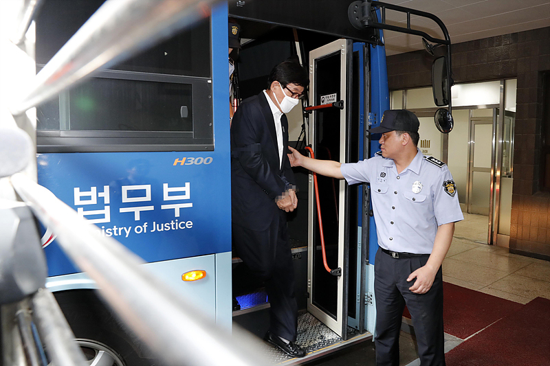 이명박 정부 시절 국가정보원의 불법적인 국내 정치공작을 지휘한 의혹을 받고있는 원세훈 전 국정원장이 26일 오후 검찰 조사를 받기 위해 서울 서초동 서울중앙지검으로 소환되면서 호송차에서 내리고 있다.