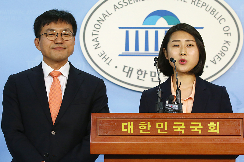 정태흥 민중연합당 공동대표(왼쪽)와 새민중정당 이은혜대변인이 11일 오전 국회 정론관에서 기자회견을 열고 두당의합당으로 민중당 창당을 선언하는 기자회견을 하고 있다.