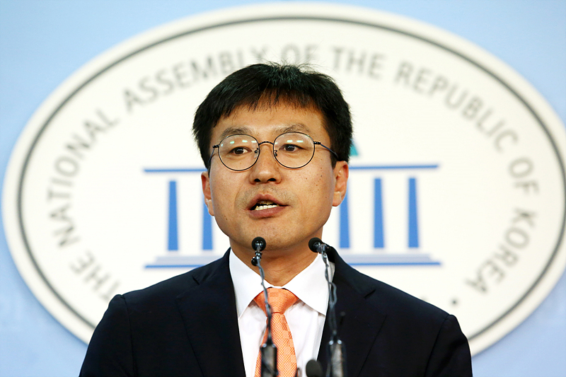 정태흥 민중연합당 공동대표가 11일 오전 국회 정론관에서 기자회견을 열고 새민중정당-민중연합당의 함당으로 민중당 창당과 광장출범식을 알리는 기자회견을 하고 있다.