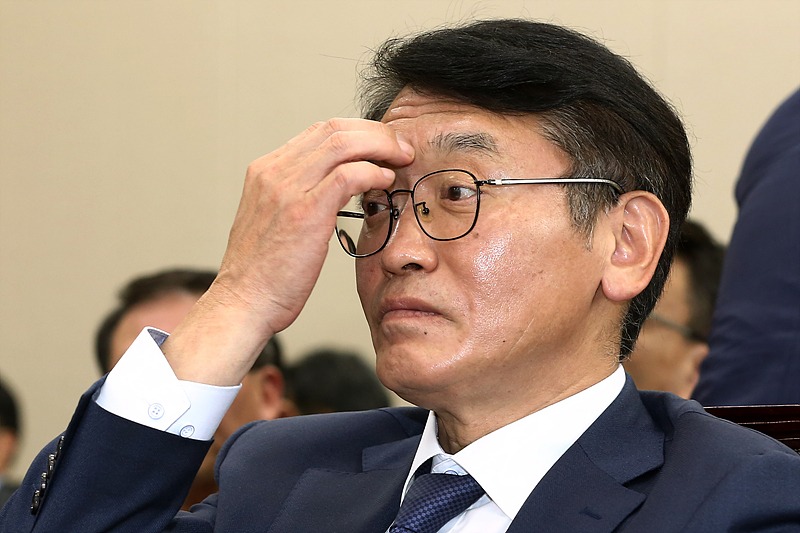 고대영 KBS 사장이 26일 오전 국회 과학기술정보방송통신위원회 전체회의실에서 열린 한국방송공사(KBS)등에 대한 국정감사에 출석해 머리를 만지고 있다.