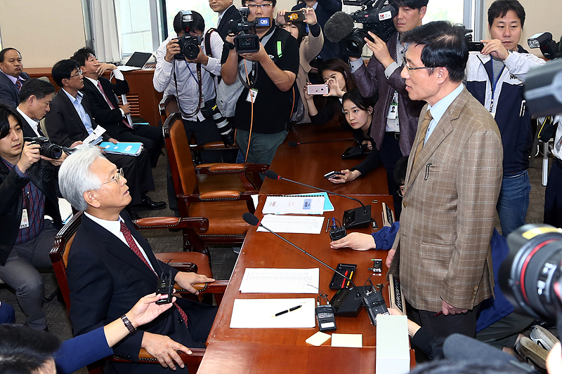 27일 오후 국회 과학기술정보방송통신위원회 전체회의실에서 열린 방송문화진흥회 등의 국정감사에서 위원장 직무대행 중인 신경민 더불어민주당 의원(오른쪽)이 고영주 방송문화진흥회 이사장의 답변 태도를 지적하고 있다.