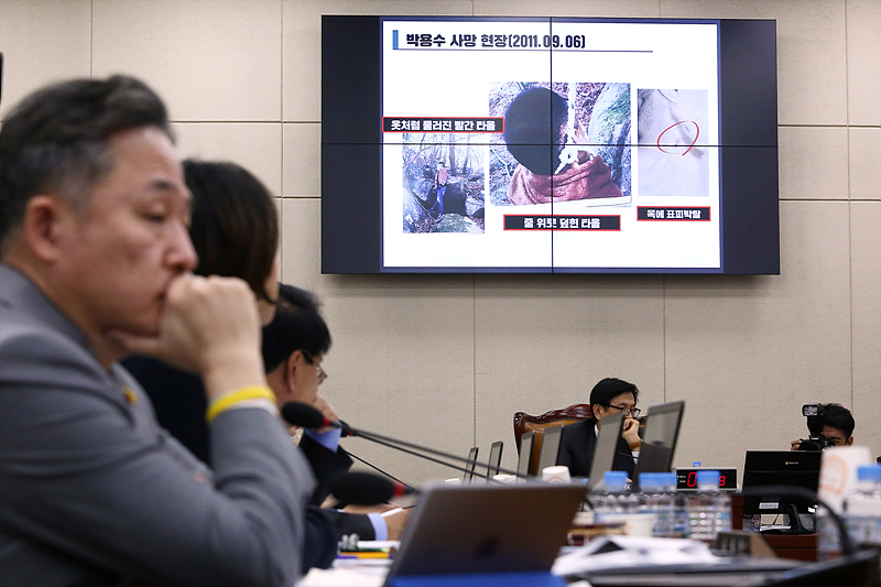 더불어민주당 진선미 의원이 31일 국회 행정안전위원회 전체회의실에서 열린 국정감사에서 ‘박근혜 5촌 살인사건’과 관련해 당시 자살한 것으로 알려진 박용수씨의 현장 사진을 보여주고 있다. 진 의원은 당시 현장 사진에 있었던 수건이 증거 목록에서는 사라졌다면서 타살 가능성을 제기했다.