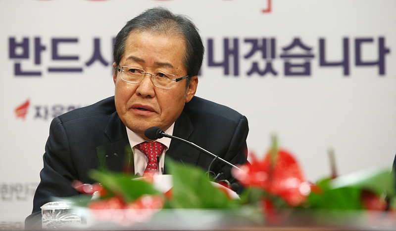 자유한국당 홍준표 대표가 3일 오후 서울 여의도 당사에서 박근혜 전 대통령의 출당 결정을 밝히는 기자간담회를 하고 있다.
