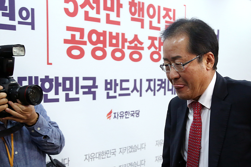 자유한국당 홍준표 대표가 3일 오후 서울 여의도 당사에서 박근혜 전 대통령 제명을 결정한 기자간담회를 마친 후 회의실을 나서고 있다.