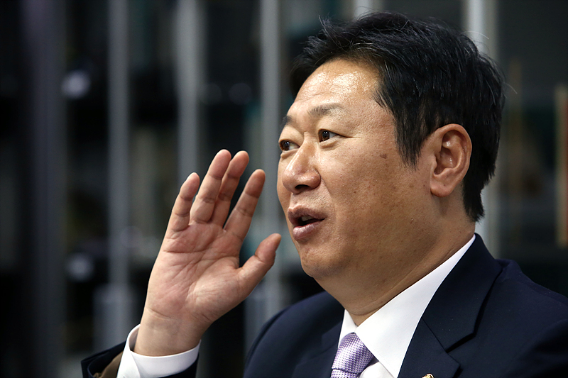 더불어민주당 황희(서울 양천구갑) 의원이 국회 의원회관에서 민중의소리와 인터뷰하고 있다.