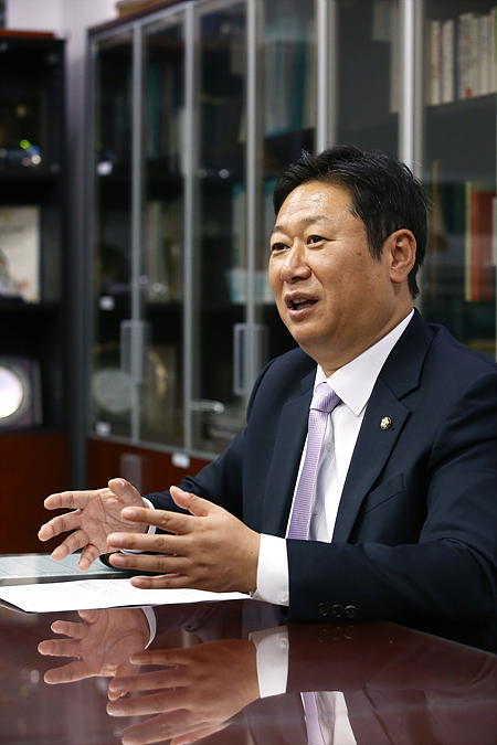 더불어민주당 황희(서울 양천구갑) 의원이 국회 의원회관에서 민중의소리와 인터뷰하고 있다.