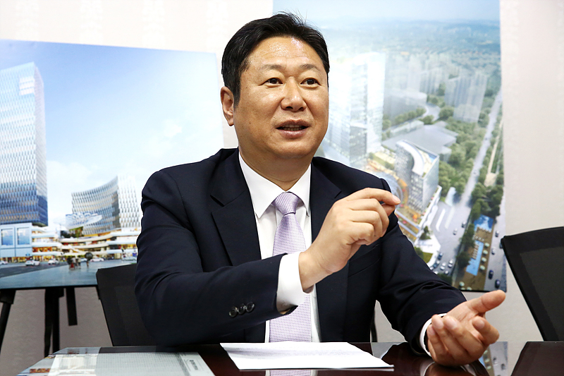 더불어민주당 황희(서울 양천구갑) 의원이 국회 의원회관에서 민중의소리와 인터뷰하고 있다.