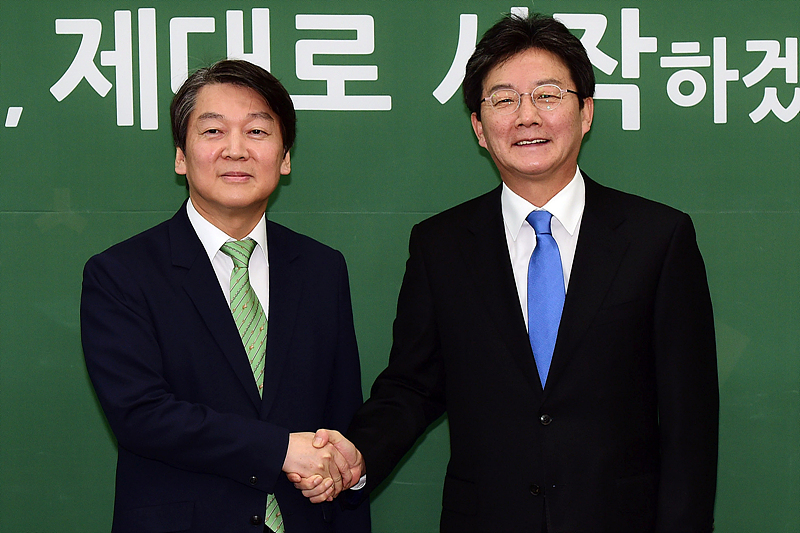 국민의당 안철수 대표(왼쪽)가 14일 국회에서 예방한 바른정당 유승민 대표와 악수하고 있다.