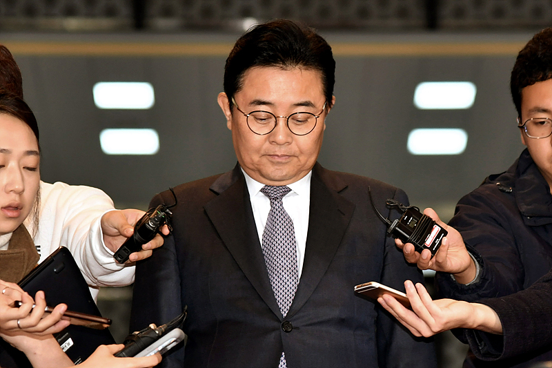롯데홈쇼핑 재승인 로비 연루 의혹을 받고 있는 전병헌 청와대 정무수석이 14일 오전 국회에서 열린 운영위원회 전체회의에 참석 후 국회를 떠나며 취재진의 질문을 받고 있다.