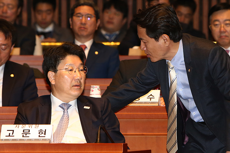 자유한국당 권성동 의원(왼쪽)과 김진태 의원