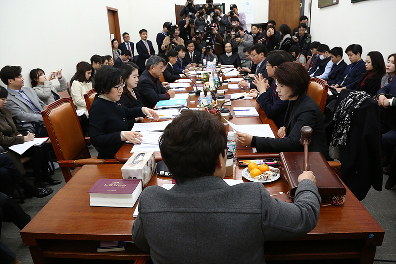 28일 오전 국회 환경노동위원회 소회의실에서 노동시간 단축 등을 재논의하기위한 고용노동소위 법안심사 개회가 선언되고 있다.