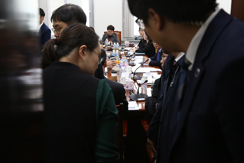 28일 오전 국회 환경노동위원회 소회의실에서 노동시간 단축 등을 재논의하는 고용노동소위원회가 열린 가운데 회의실이 비공개로 닫히고 있다.