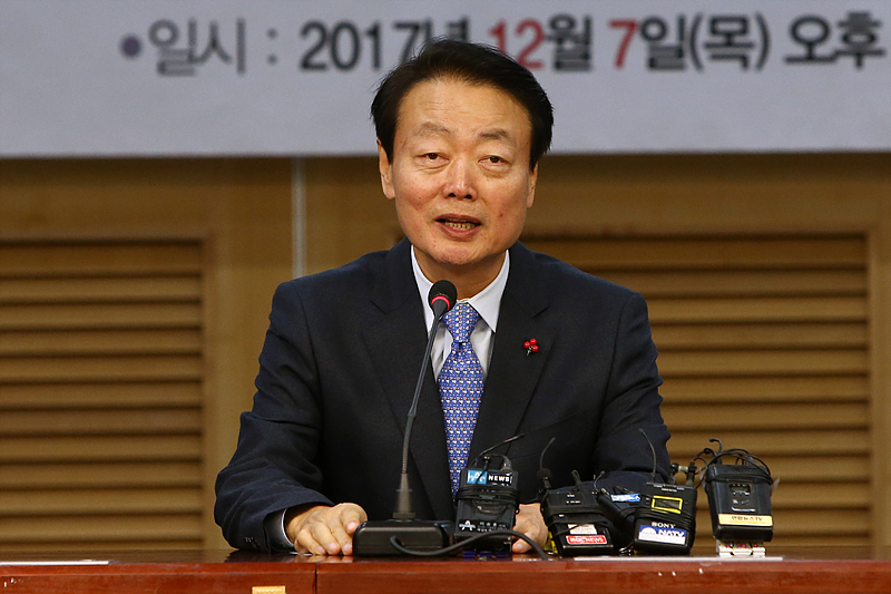 7일 오후 국회 의원회관에서 열린 자유한국당 원내대표 선거 중립단일 후보 선출에서 단일 후보가 된 한선교 의원이 인사말을 하고 있다.