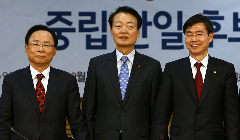 7일 오후 국회 의원회관에서 열린 자유한국당 원내대표 선거 중립단일 후보 선출에서 단일 후보가 된 한선교 의원(가운데)과 경쟁했던 이주영(왼쪽), 조경태 의원이 함께 기념촬영하고 있다.