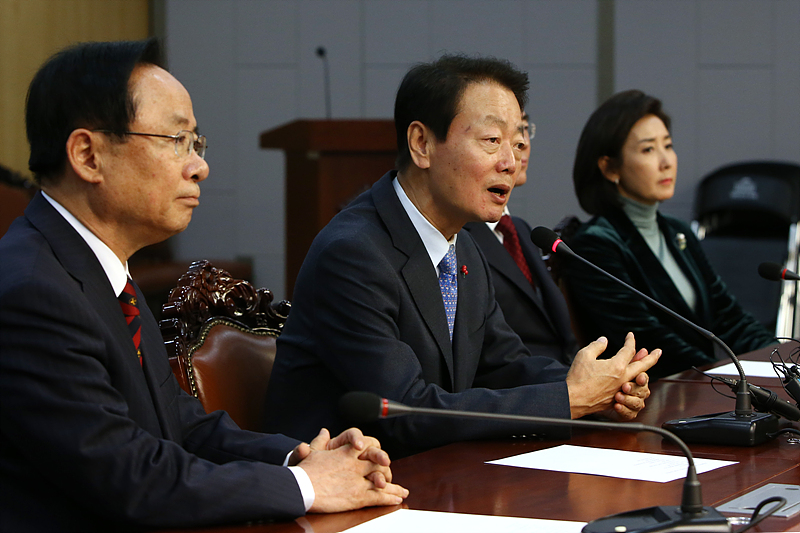 7일 오후 국회 의원회관에서 열린 자유한국당 원내대표 선거 중립단일 후보 선출 발표에서 단일 후보가 된 한선교 의원이 취재진의 질문에 답변하고 있다.
