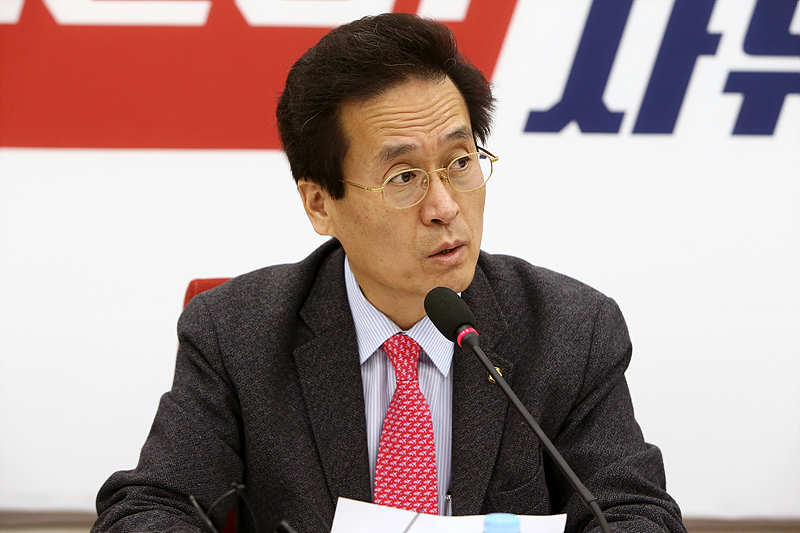함진규 자유한국당 정책위의장이 지난 18일 오전 국회 당 원내대표실에서 열린 원내대책회의에서 모두발언하고 있다.