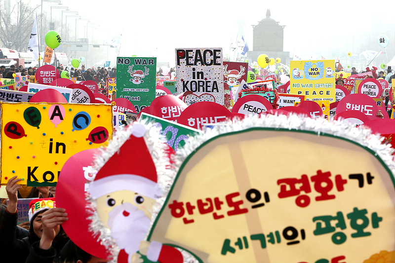 23일 오후 서울 광화문 북측광장에서 열린 평화재단(이사장 법륜 스님)과 ‘새로운 100년을 여는 통일의병’이 주최한 ‘2017 한반도평화대회’에서 시민들이 한반도 평화를 촉구하고 있다.